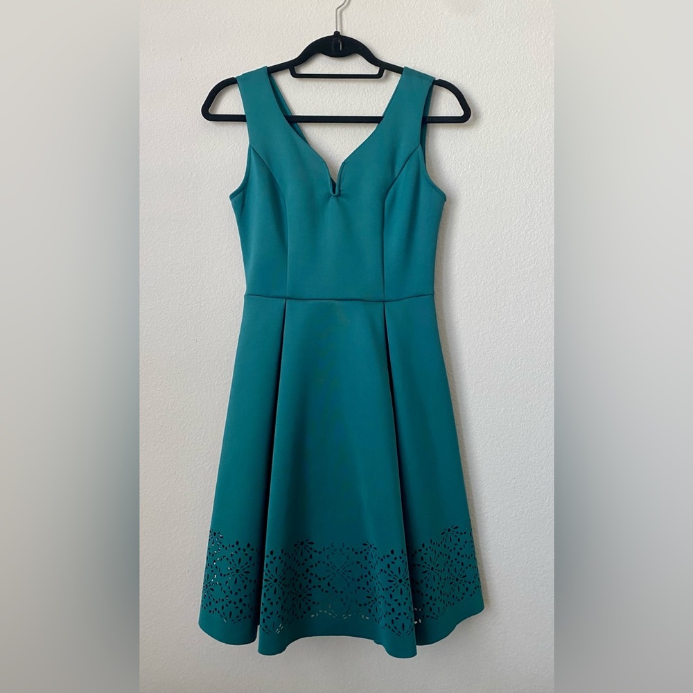 Alya Rich Green Sleeveless Cocktail Dress